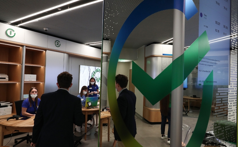 Сбербанк и ВТБ снизили ставки по рублевым вкладам после решения ЦБ