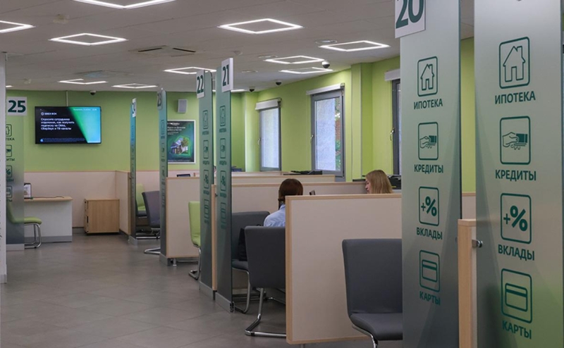 Сбербанк на фоне роста ставок сократил выдачи потребкредитов почти на