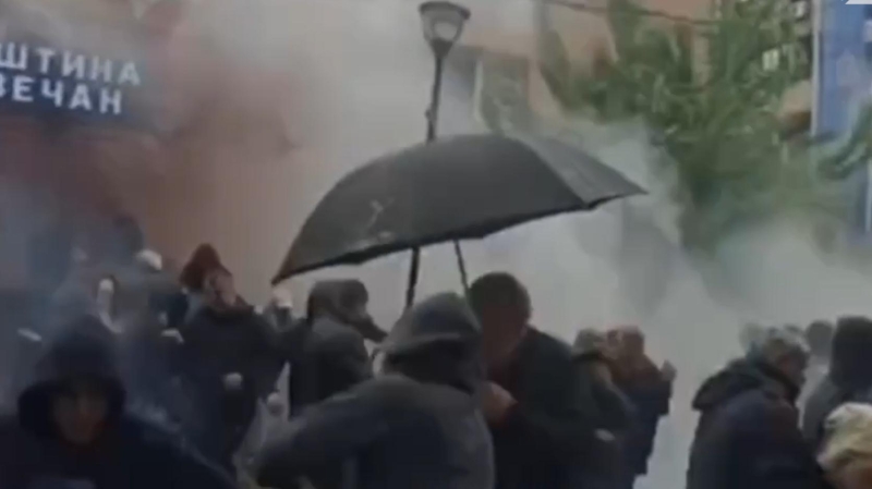 Сербия направила войска в сторону границы с Косово