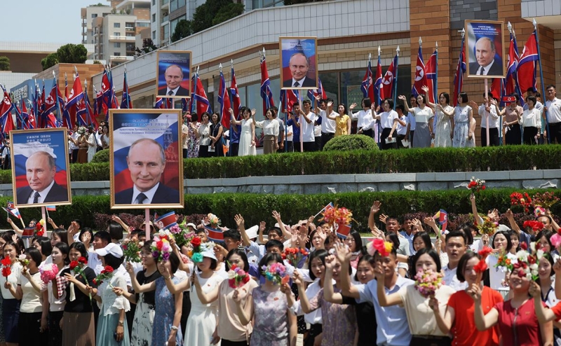 Северокорейский чиновник выпроводил из зала российских министров