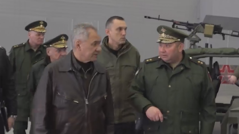 Шойгу показали боевых роботов