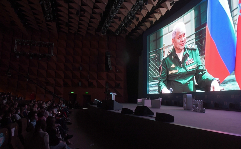 Шойгу заявил о серийном производстве боевых роботов с ИИ в России