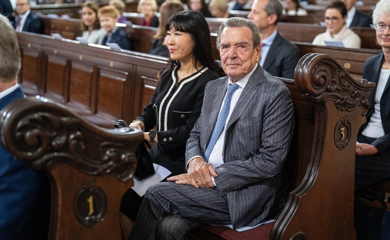 Шрёдер отказался притворяться, что не дружил с Путиным