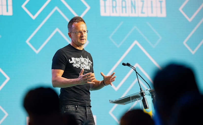 Сийярто призвал Польшу отказаться от критики Венгрии за связи с