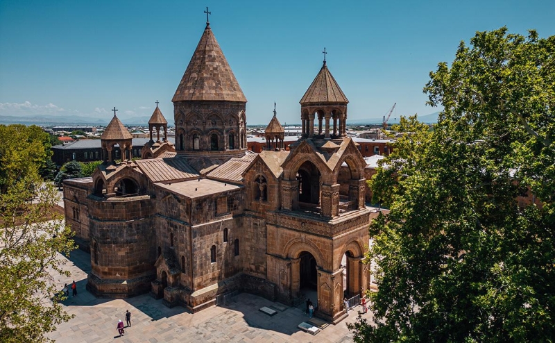 Силовики пришли в духовный центр Армянской церкви в Эчмиадзине