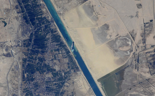 Сирия ограничила поставки топлива из-за застрявшего контейнеровоза