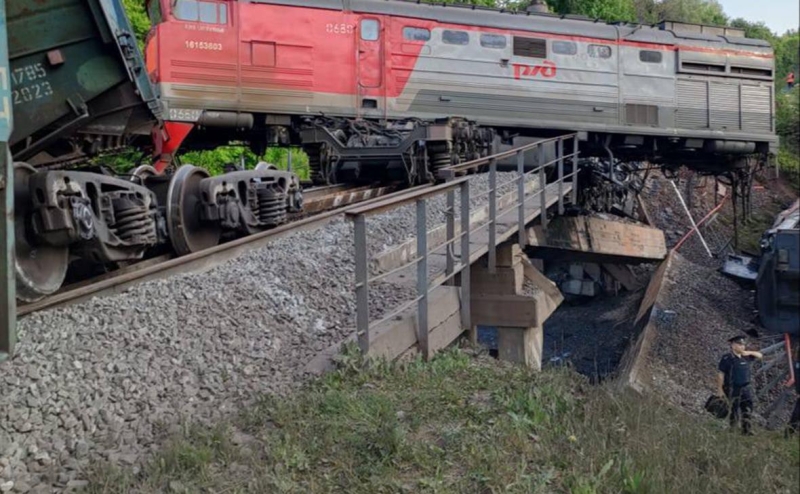 СК назвал подрыв причиной обрушения моста в Курской области