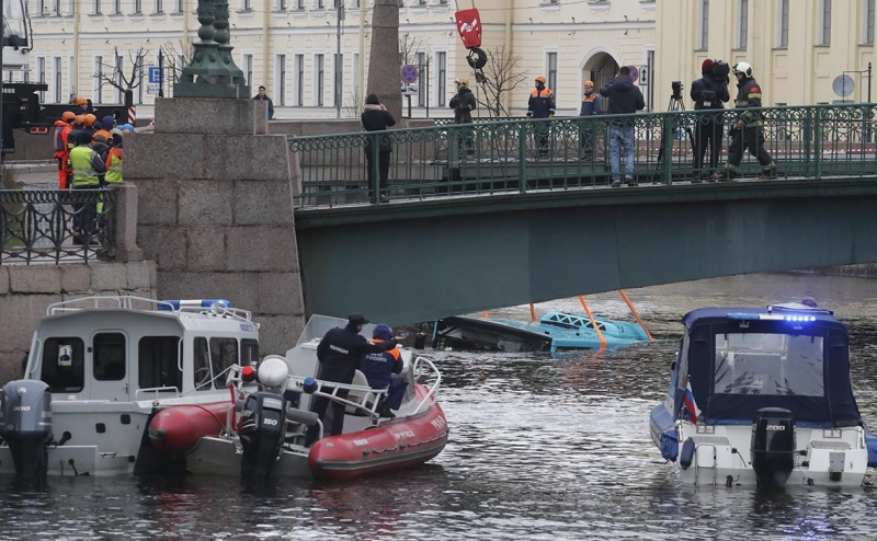 СК проверит законность выдачи паспорта водителю упавшего в Мойку