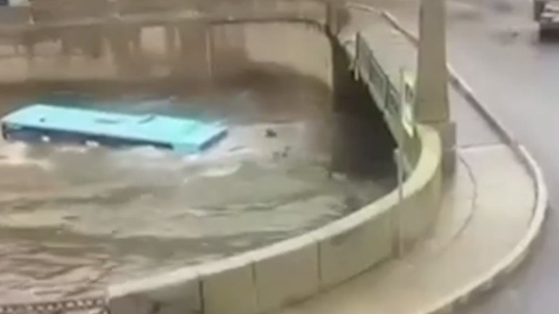 СК проверит законность выдачи паспорта водителю упавшего в Мойку