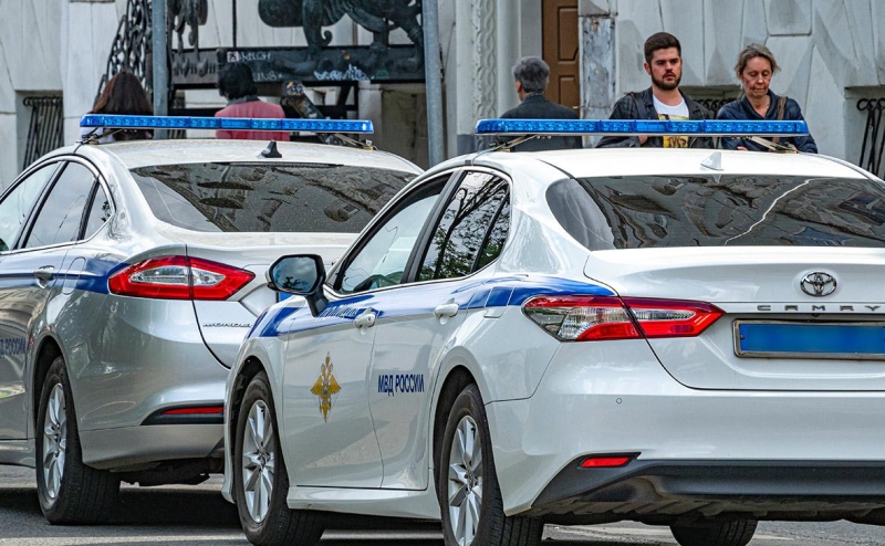 СК завел дело на иностранца, напавшего с ножом на полицейских в Москве