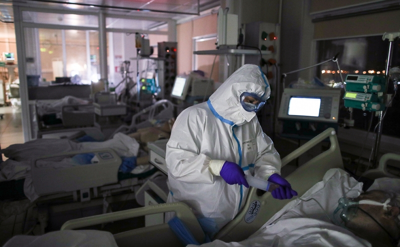 Смертность среди больных COVID в России снизилась до уровня января