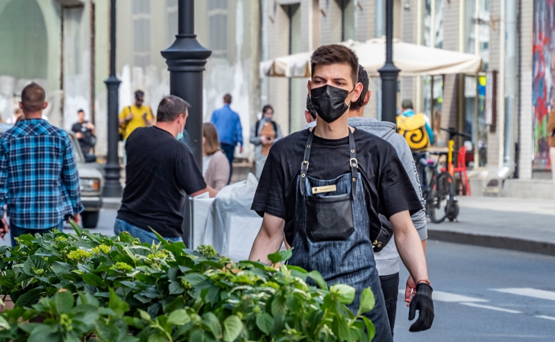 СМИ узнали о просьбе рестораторов разрешить в Москве работу без перчат