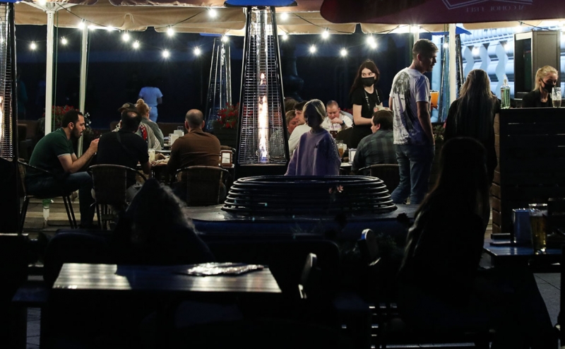 СМИ узнали о просьбе рестораторов разрешить в Москве работу без перчат