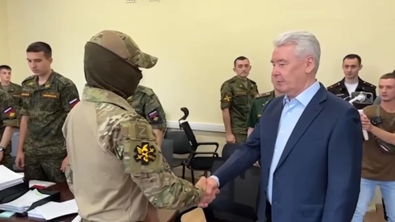 Собянин назвал число москвичей в зоне военной операции на Украине