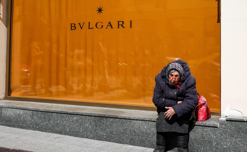 Социологи описали разницу в отношении к деньгам у молодежи и пожилых