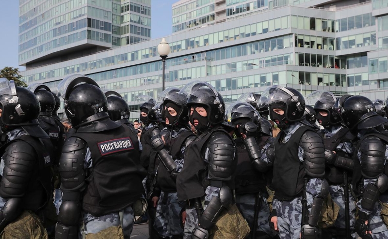 Сопредседателю «Мемориала» назначили штраф за статью о России и