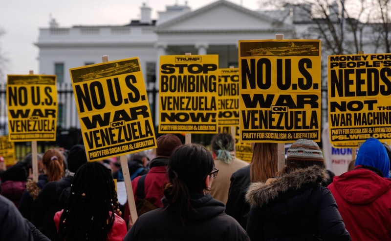 Сотни человек в США вышли на протест против действий в Венесуэле