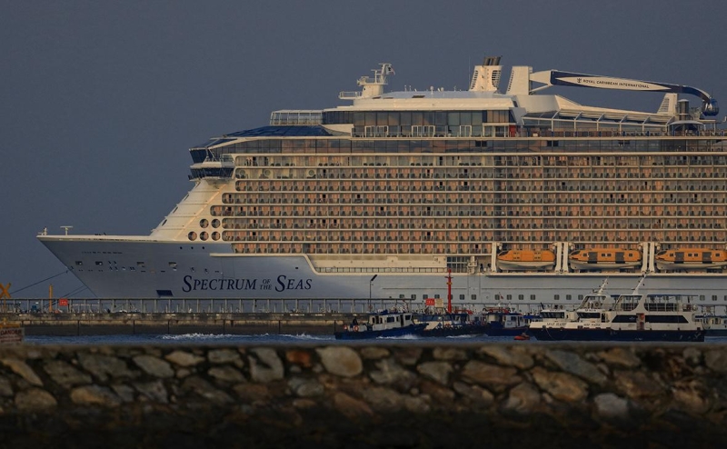 Сотни россиян застряли в Японии из-за поломки круизного лайнера