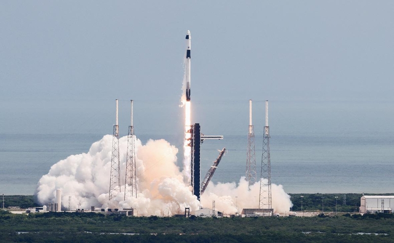 SpaceX запустила к МКС корабль с россиянином и американцем