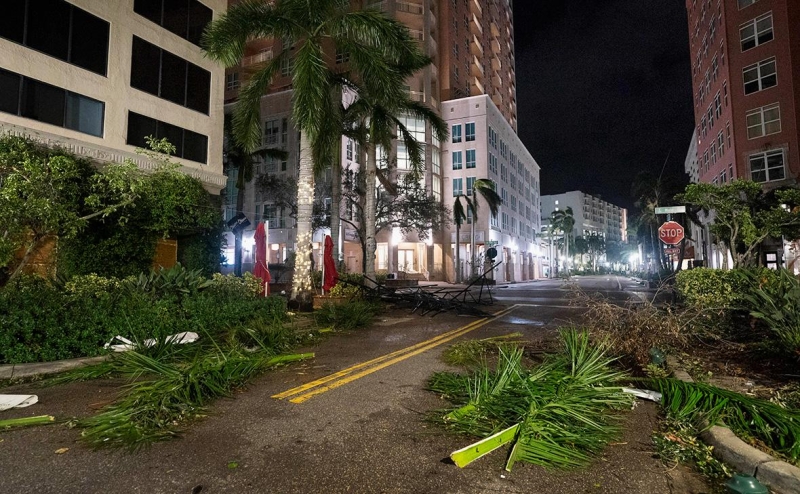 Спасатели США уехали из зоны урагана из-за грузовиков с ополченцами