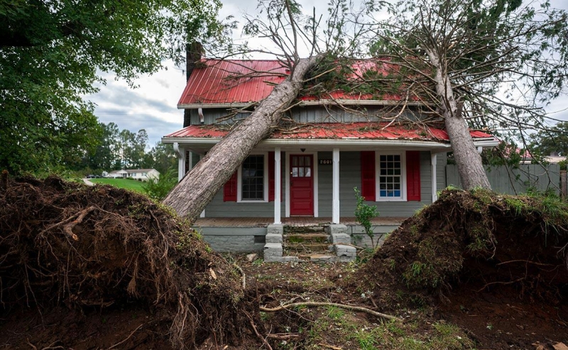 Спасатели США уехали из зоны урагана из-за грузовиков с ополченцами