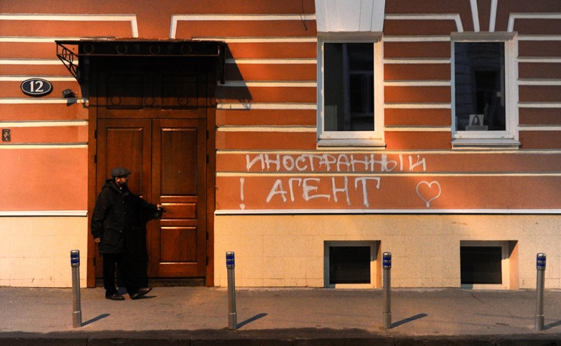 Спецназ применил газ и водометы на митинге у здания парламента в