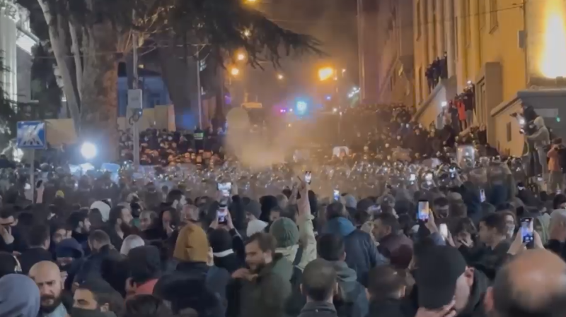 Спецназ применил слезоточивый газ и водометы на акции у парламента