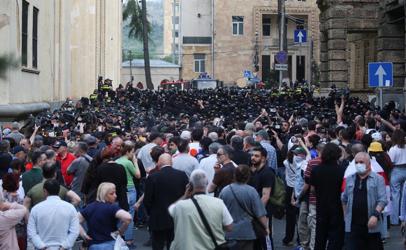 Спецназ в Тбилиси применил против протестующих водометы и газ