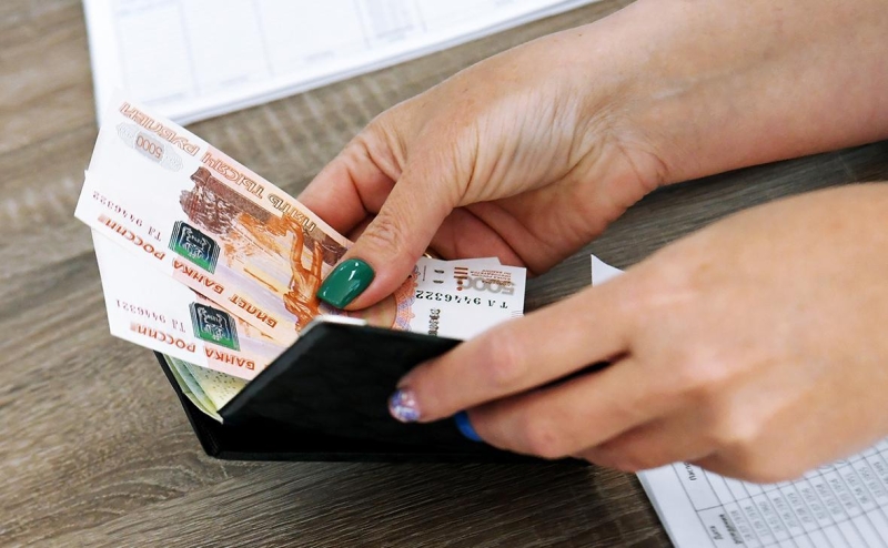 Спрос на наличные в России за пятницу и выходные превысил 100 млрд