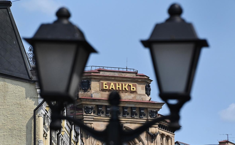 Спрос на наличные в России за пятницу и выходные превысил 100 млрд