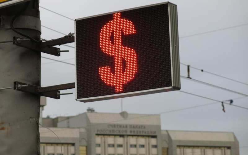 Спрос на наличные в России за пятницу и выходные превысил 100 млрд