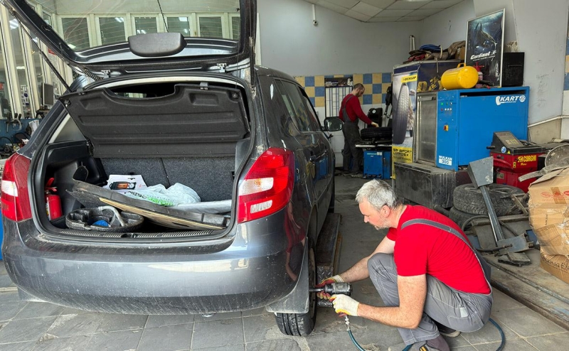 Средний работник постарел на 3 месяца и стал работать меньше на минуту