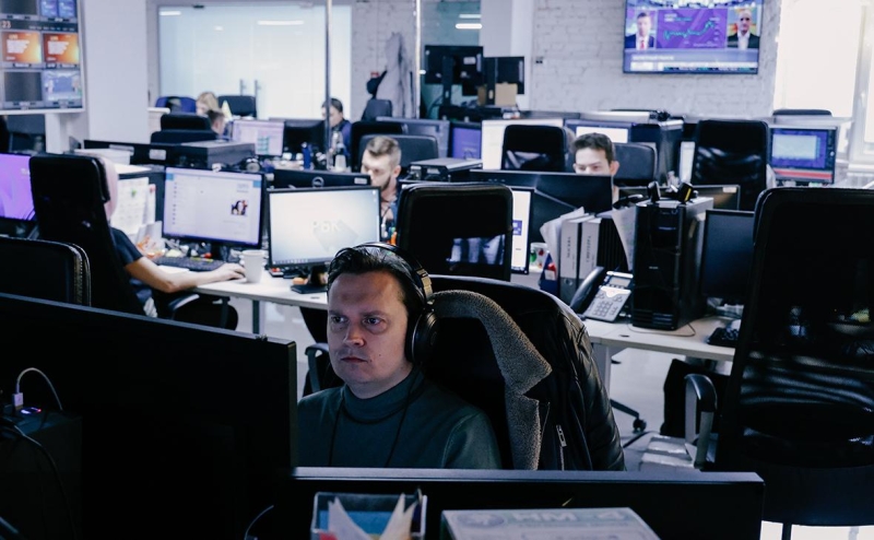 Средний работник постарел на 3 месяца и стал работать меньше на минуту