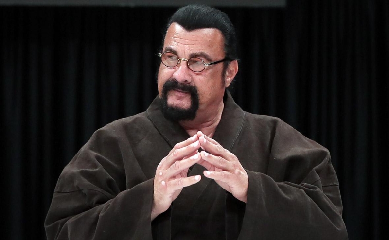 Стивен Сигал показал пленных членов &laquo;Азова&raquo; в колонии в Еленовке