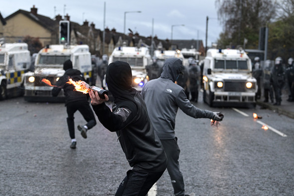 Столкновения и аресты: неделя беспорядков в Северной Ирландии