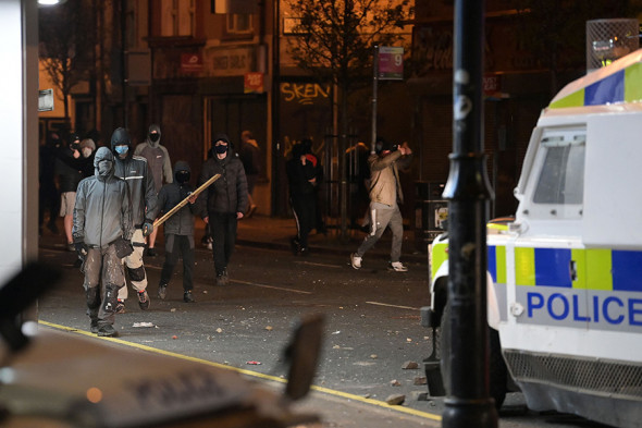 Столкновения и аресты: неделя беспорядков в Северной Ирландии