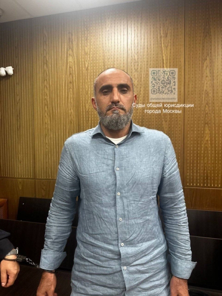 Суд арестовал на 15 суток пытавшихся вывезти фигуранта дела