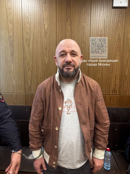 Суд арестовал на 15 суток пытавшихся вывезти фигуранта дела