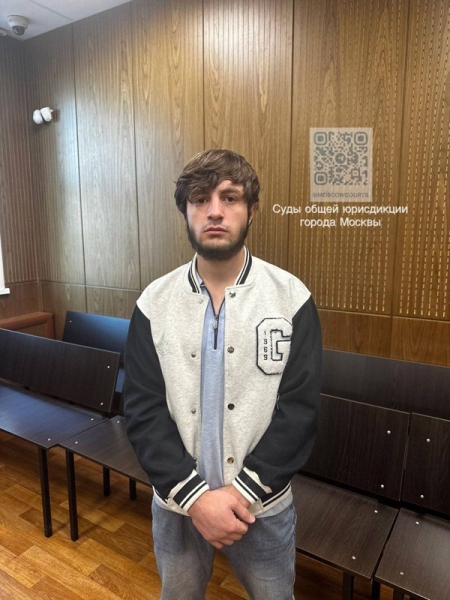 Суд арестовал на 15 суток пытавшихся вывезти фигуранта дела