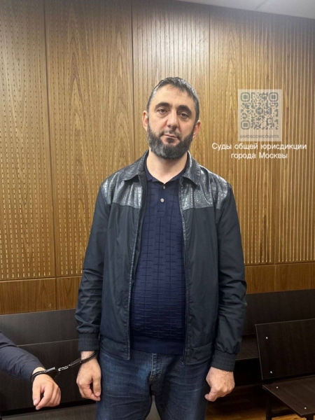 Суд арестовал на 15 суток пытавшихся вывезти фигуранта дела