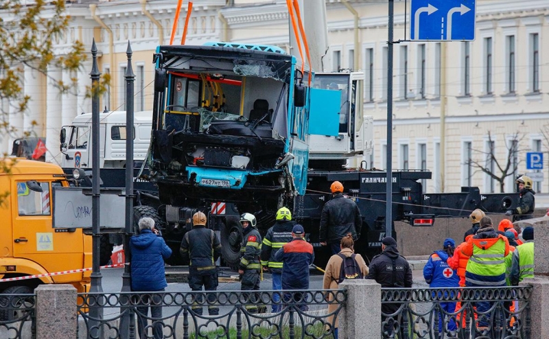 Суд арестовал начальника автоколонны, автобус которой упал в Мойку