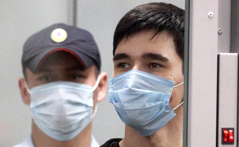 Суд арестовал устроившего стрельбу в гимназии Казани