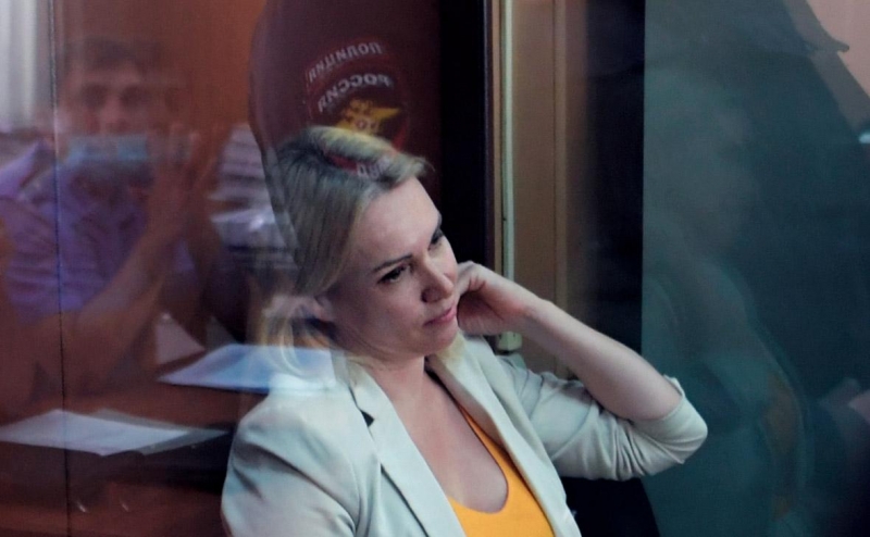 Суд отправил Овсянникову под домашний арест по делу о фейках об армии