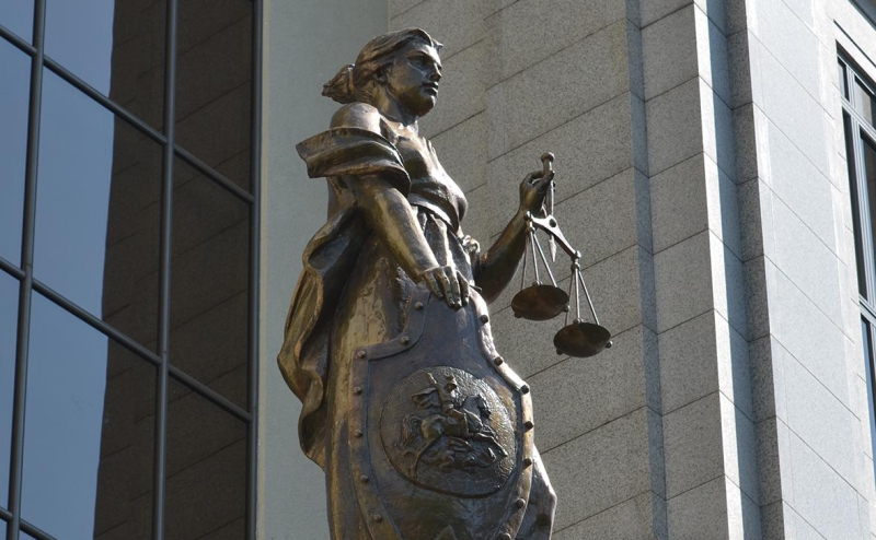 Суд пересмотрел решение по делу об увольнении сотрудника из-за ИИ