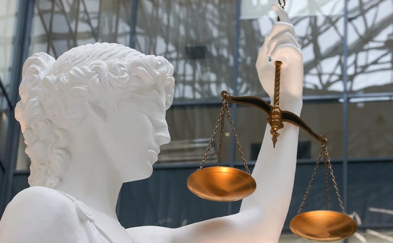 Суд принял иск к МТС на $1 млрд из-за вечеринки Ивлеевой