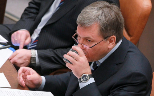 Суд раскрыл, как федеральный чиновник владел крупнейшим продавцом водк