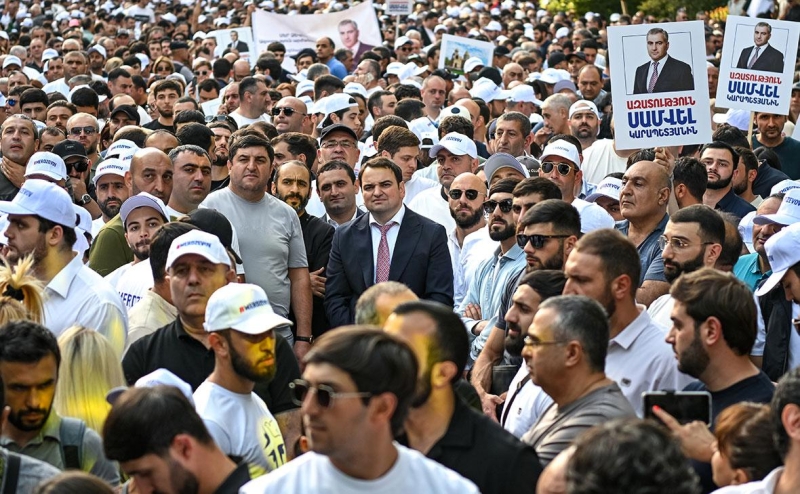 Суд в Армении признал незаконным арест Самвела Карапетяна