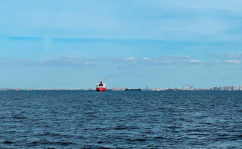 Судно с моряками из Сирии и Египта подало сигнал бедствия у порта