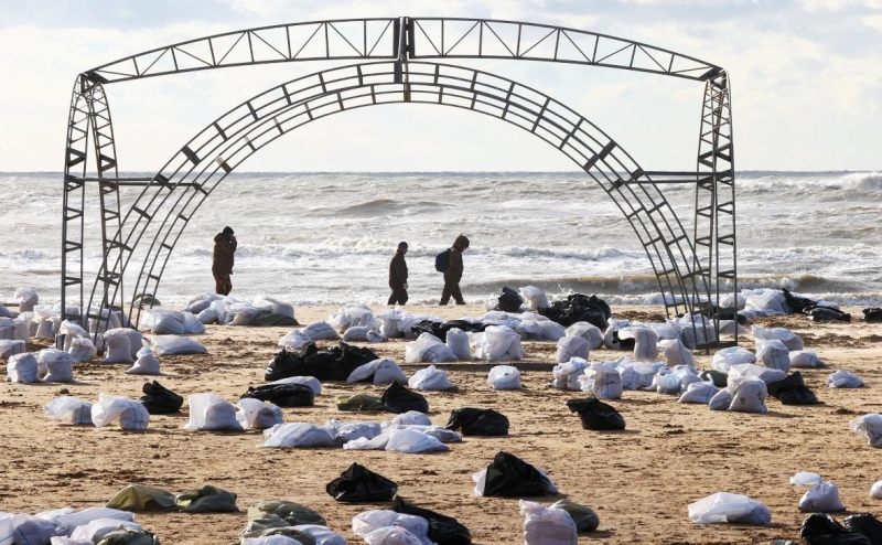 Судно с моряками из Сирии и Египта подало сигнал бедствия у порта