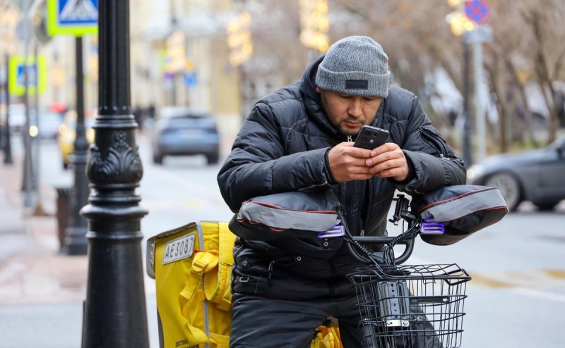 SuperJob оценил разрыв в зарплатах курьеров и людей с высшим